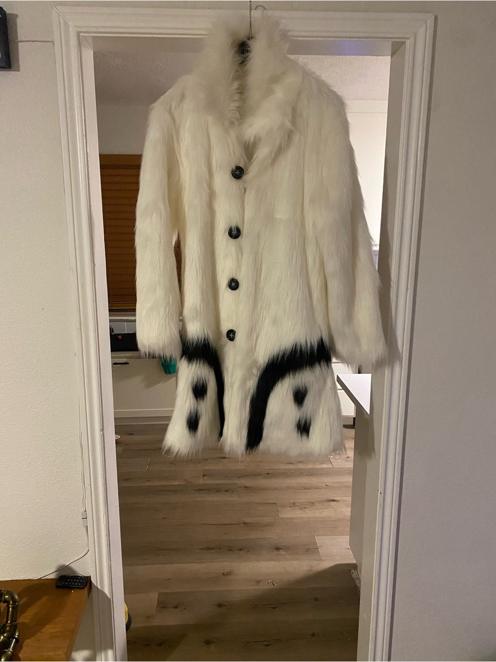 White faux fur Yeti men’s jacket sz S